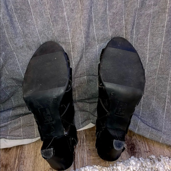 Black heels - Picture 3 of 4